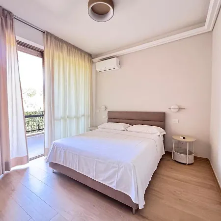 Luxury Metro Cornelia Apartament *