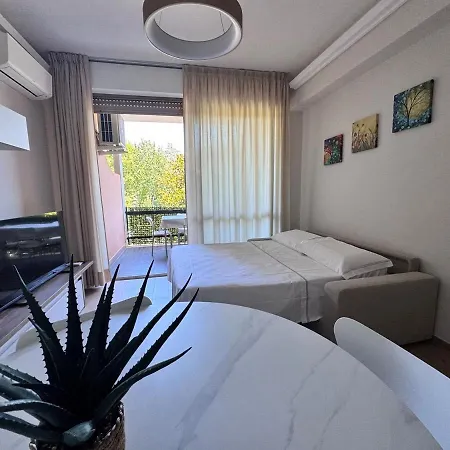 Luxury Metro Cornelia Apartament *