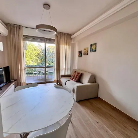 Luxury Metro Cornelia