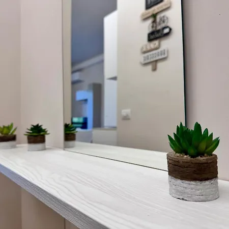 Luxury Metro Cornelia Apartment