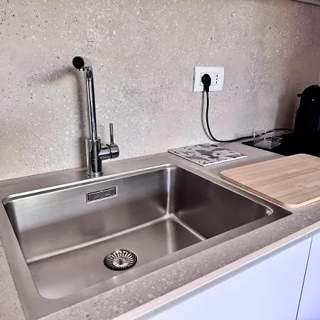 Luxury Metro Cornelia Apartment *