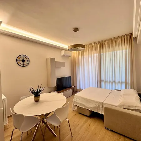 Luxury Metro Cornelia Apartment