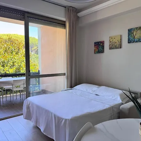 Luxury Metro Cornelia Apartment