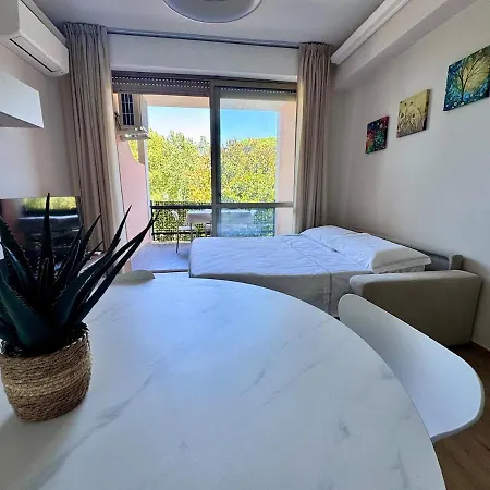 Luxury Metro Cornelia *