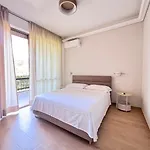 Luxury Metro Cornelia Appartement *